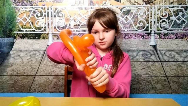 ДАША ДЕЛАЕТ СОБАЧКУ ИЗ ВОЗДУШНОГО ШАРИКА / DASHA MAKES A DOGGY OUT OF A BALLOON