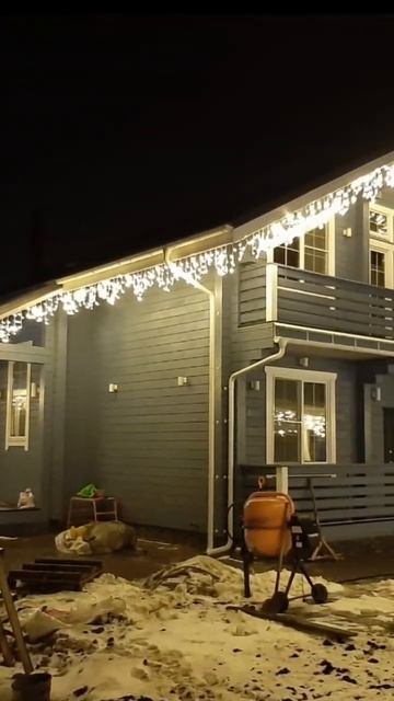 Подсветка деревянного дома бахромой