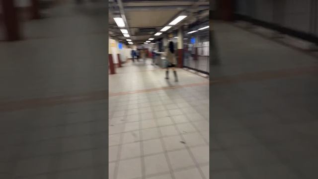 Как #оплатить #метро в Нью Йорке? Стоит $2,90 + $1 карта ☝🏼