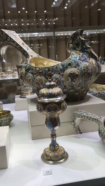 Осмотр начинается, парадную лестницу видели, а это рыц