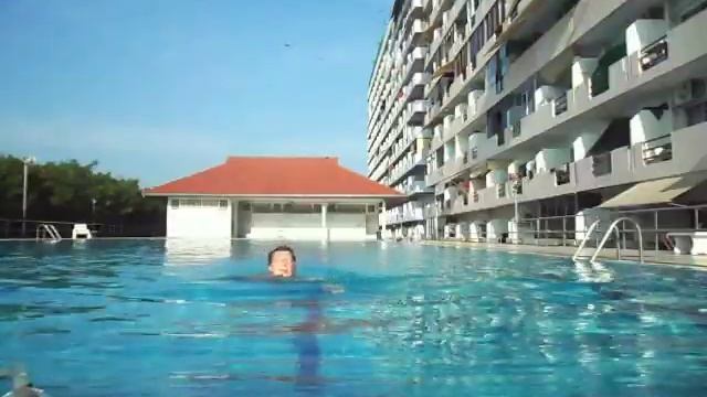 Vlog. Таиланд 2011. Плаваю дома в бассейне Pattaya Plaza.