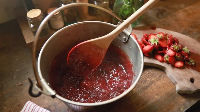 Запекание мяса в 1820-х годах с домашним клубничным джемом и историческая кулинария.