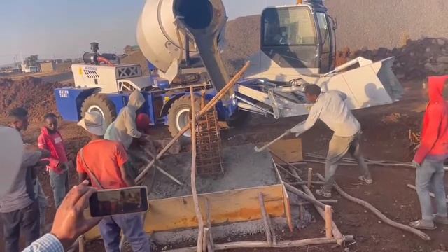 Автобетоносмеситель с самозагрузкой 3.5 куб работает в