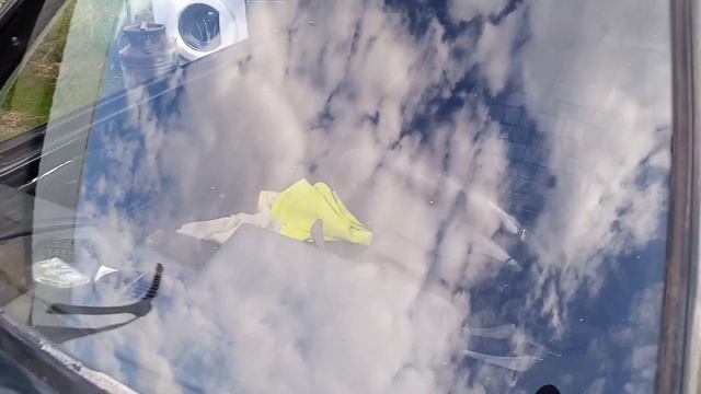 Продолжаю полировать лобовое стекло.