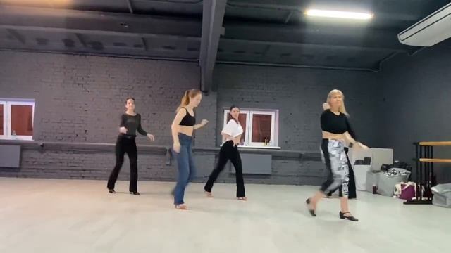 А это я участвую на тренировке по  Ladies Style в школе танце