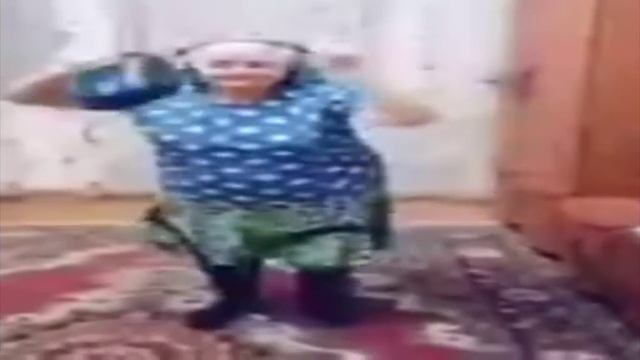 бабушка танцует мем