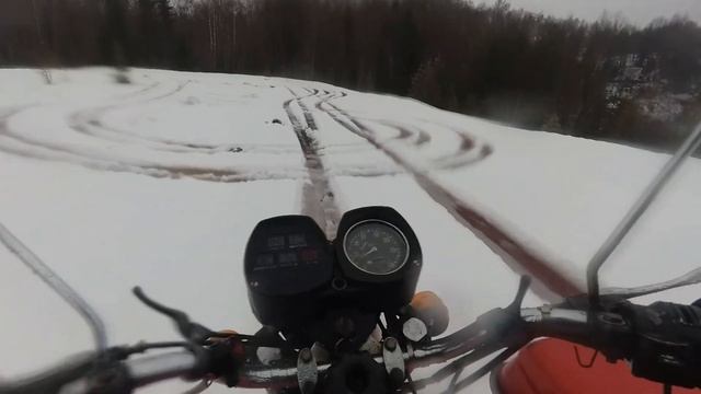 Покатушки на ИЖ Планета 5 по снежным тропкам