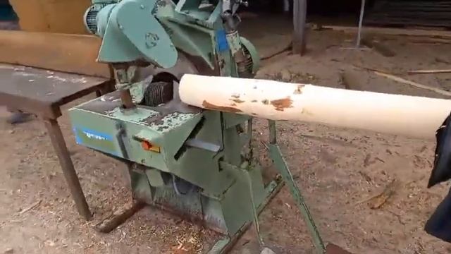 Деревообрабатывающий станок в работе. #wood #machine #woodworking