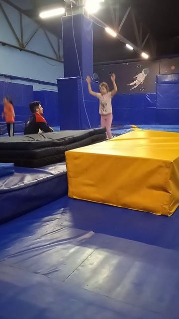 учим сальто с тренером батуты