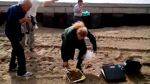 Отбор проб грунта на набережной