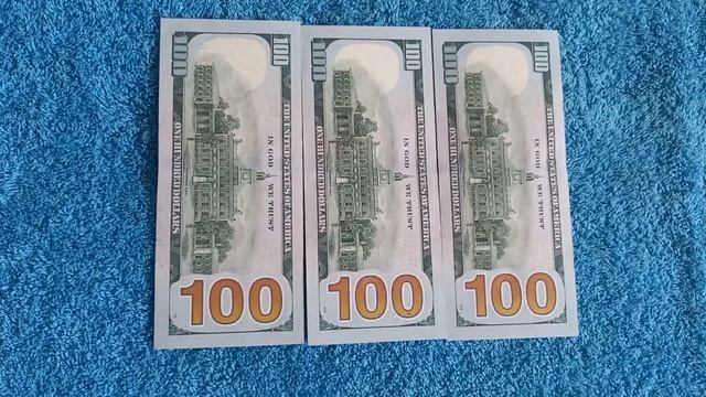 ТРИ БАНКНОТЫ 100 ДОЛЛАРОВ обратной стороной на синем по