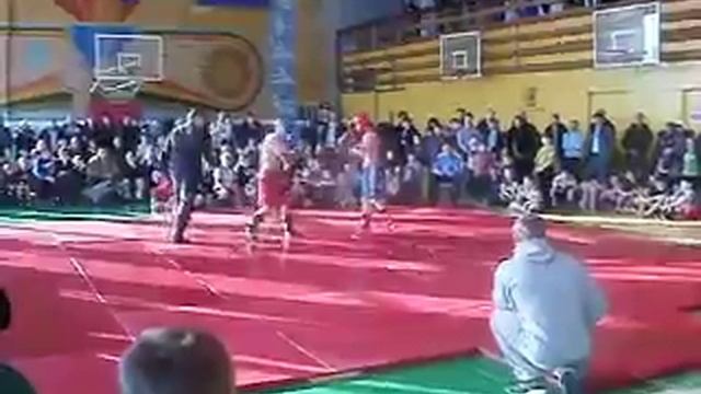 небрат , красные шорты