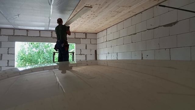 Подшивка высокого потолка с тумбы-лестницы