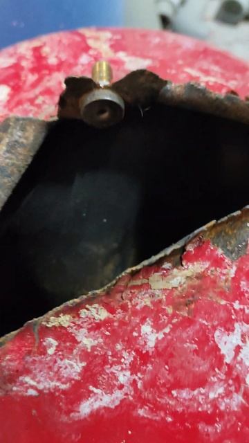 Сгнил и лопнул расширительный бак. 7 лет эксплуатации.