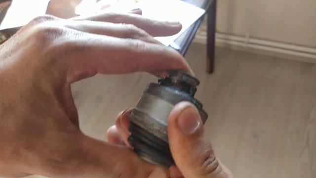 Неисправный плавающий сайлентблок.