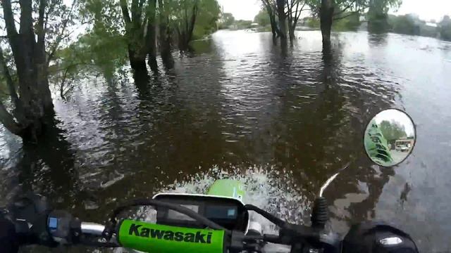Kawasaki KLX 250, преодоление брода.