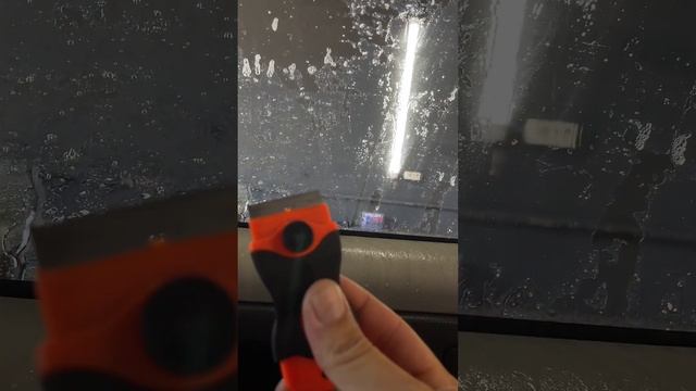 Быстрое снятие клея со стекла