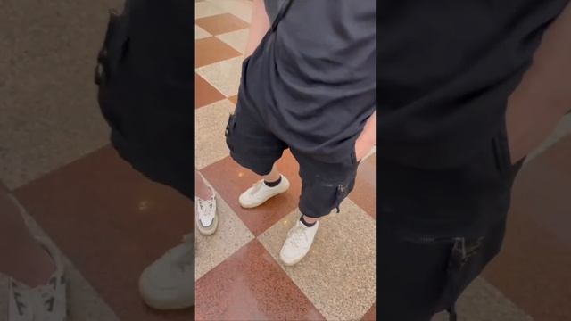 В метро Москвы парень увидел двух девушек в 