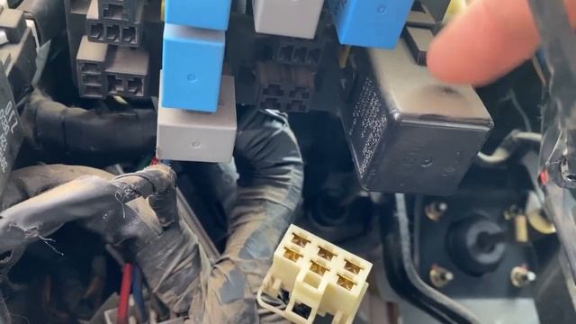 Hyundai Accent РЕЛЕ В САЛОНЕ ПОД ТОРПЕДОЙ