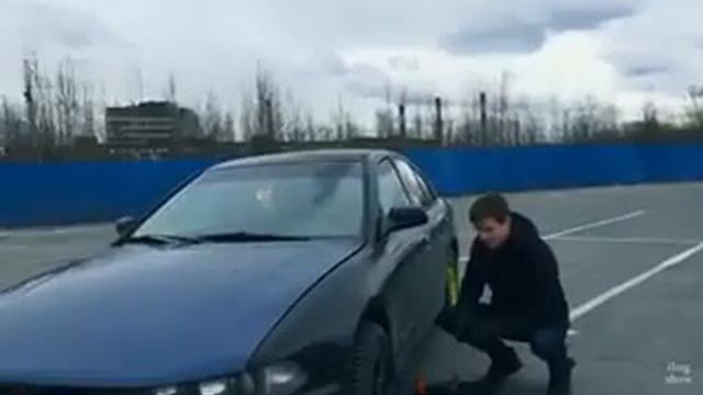 Как открыть машину с помощью домкрата