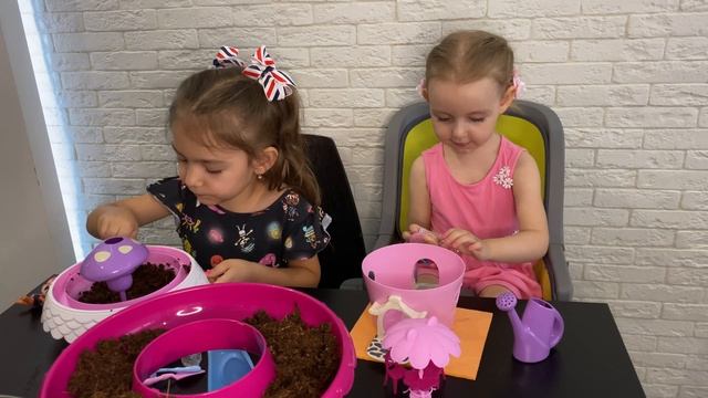 Домик - сад. Ева и Алина впервые сажают семена