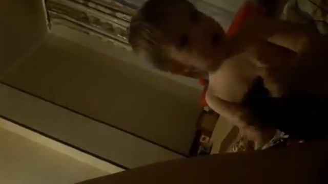 Ребёнок разговаривать по телефону