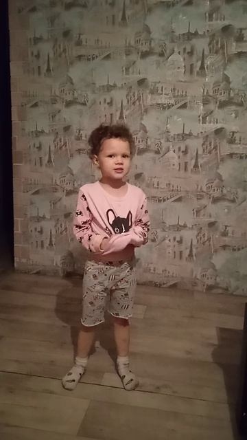 Внучка малышка поет.