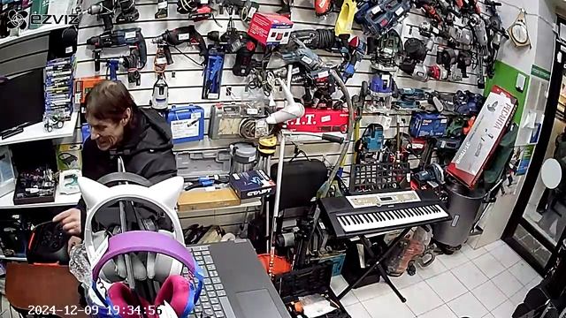 Пистолет в продаже есть ? Нет ,есть костыли