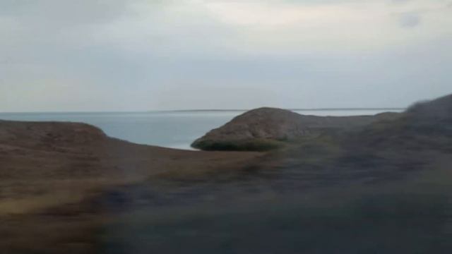 Проглядывает озеро Балхаш между скалами 20-ого Сентябр