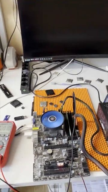 ASRock Z77 не включается
