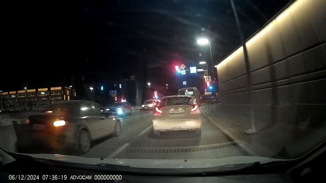 Mazda А656УР96 поворот направо с левого ряда