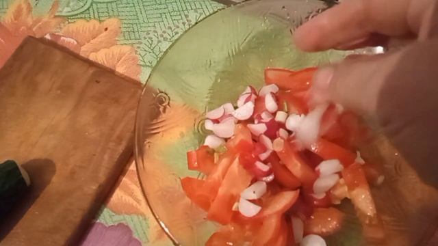 На ужин Салат из свежих овощей, гречневой каши, котлет?