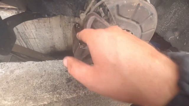 Замена передних тормозных дисков и колодок Skoda Octavia Mk2 (