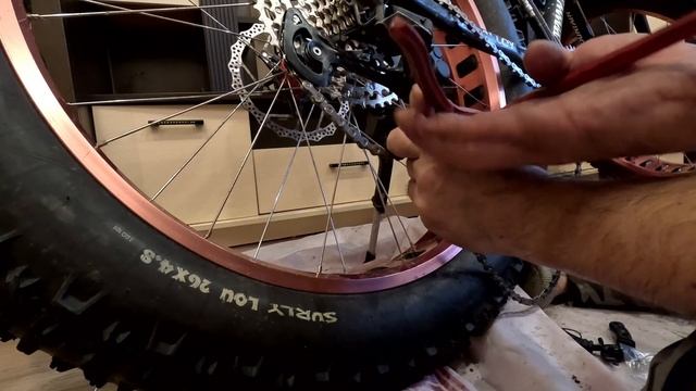 Мамкин Инженер устанавливает новую цепь.Но и тут ситу?