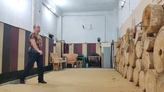 Нож СМН+, оборотное метание снизу обратным хватом.