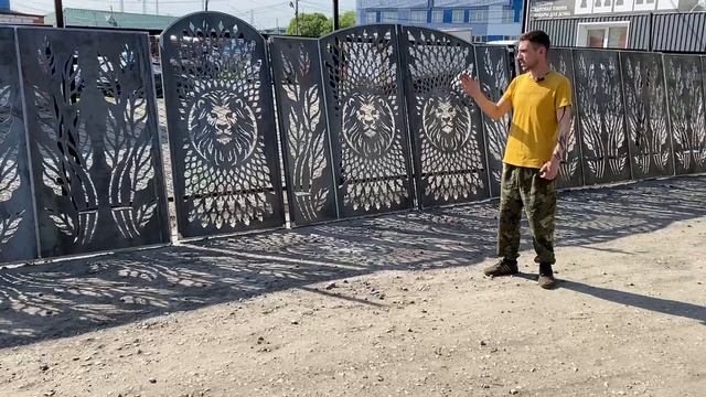 Ворота с калиткой и заборными секциями 