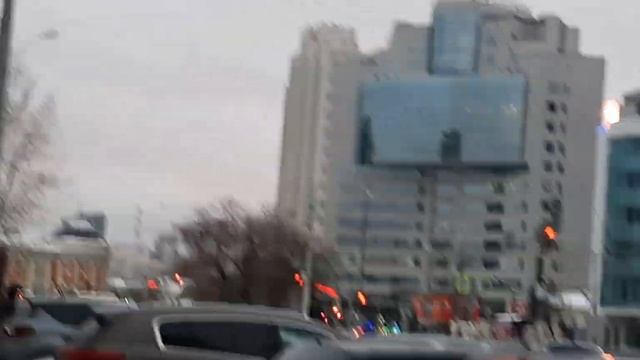 ЕКАТЕРИНБУРГ: ДЕВУШКИ ПОСАДИЛИ АЛЛЕЮ В ЧЕСТЬ УШЕДШИХ ?