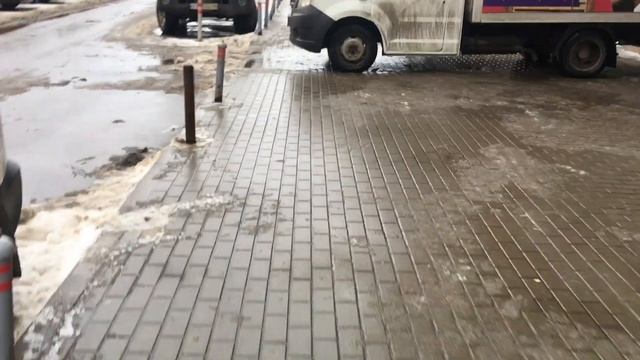 НЕНАДЛЕЖАЩЕЕ ВЫПОЛНЕНИЕ РАБОТЫ ДВОРНИКОВ. ДОМ 44 ПО УЛ.