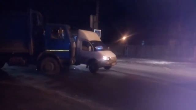 Мусоровоз врезался в мершрутку, видео НовостNik