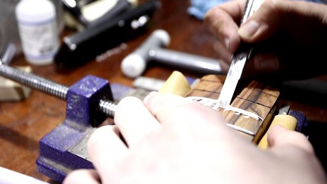 Замена накладки на гитаре. Серия 3.  Установка ладов