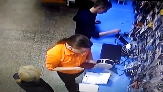 Парню Стало Скучно и он Решил вставить ножницы в разет