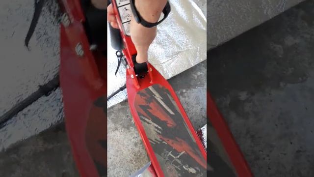 складной самокат с дисковым тормозом и амортизаторам?