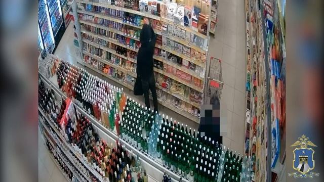 Похититель шоколадок попал на камеры видеонаблюдения