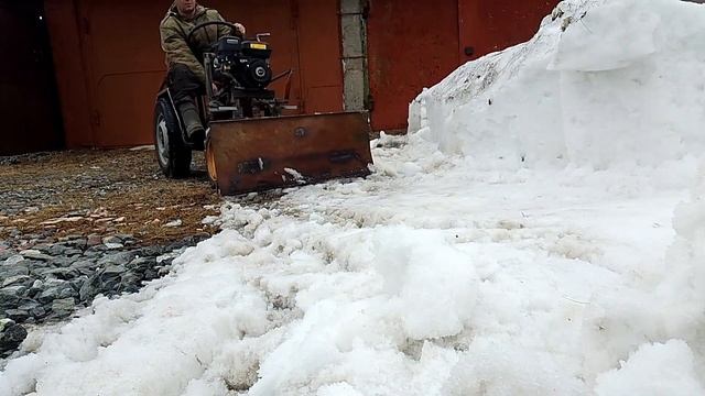 Тракторок примеряет отвал. Первая работа!