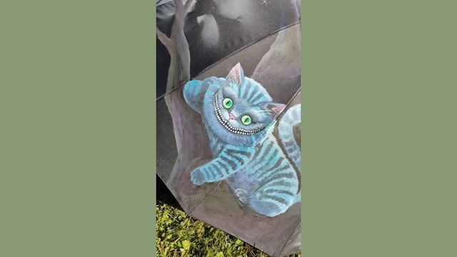 Процесс росписи большого зонта с Чеширским котом