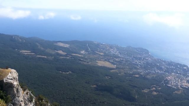 Вид с горы Ай-Петри. Сразу возле выхода с канатной доро