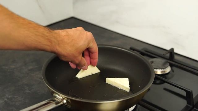 Брускетта с тунцом, сыром Халуми и томатами черри.