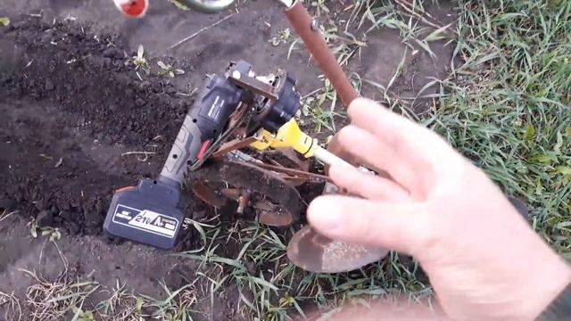 Мини-мотоблок аккумуляторный в работе