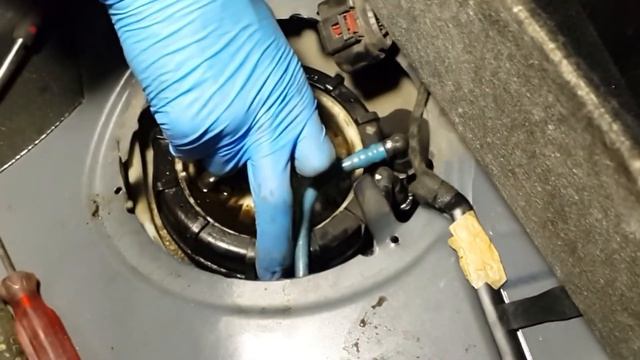 Polo Sedan - Замена фильтра грубой очистки в баке (Перезали?