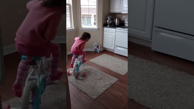 Катаемся на велосипеде дома!